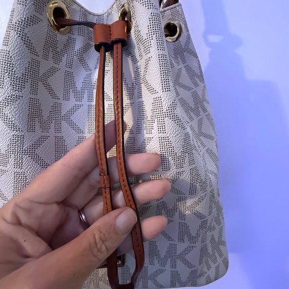 Michael Kors Jules drawstring Shoulder Bag - Picture 6 of 16